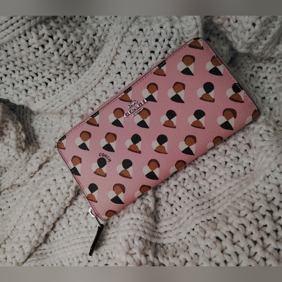PRICE DROP! Coach Pink Heart Pattern Women's Wallet (NWOT) - Picture 2 of 5